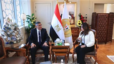 وزيرة التنمية المحلية تتابع مع محافظ الجيزة مشروعات الخطة الاستثمارية 