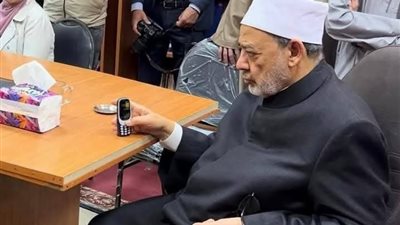 هاتف شيخ الأزهر يثير ضجة بين المصريين، والنشطاء يكشفون سر محمول الإمام الطيب (فيديو)