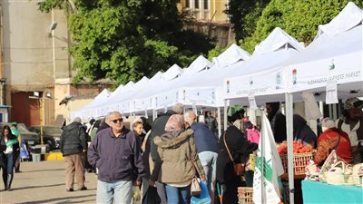 إقبال كبير على سوق اليوم الواحد للمزارعين بالإسكندرية (صور) 