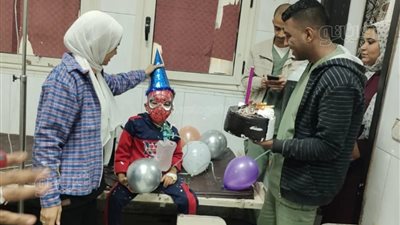 فريق طبي بمستشفى أسوان يحتفل بعيد ميلاد طفل لمساعدته على الشفاء (صور)
