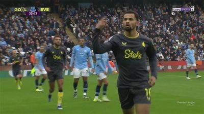 نداي يسجل هدف التعادل لإيفرتون في مرمى مان سيتي بالدوري الإنجليزي