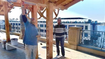 رئيس مدينة الأقصر يتابع أعمال صيانة المقاعد بكورنيش النيل (صور)