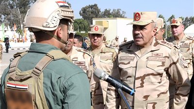 رئيس الأركان يتفقد منظومة الكفاءة القتالية لقوات الصاعقة (صور)