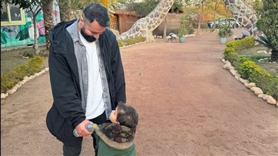 ظهور نادر للفنان أحمد حاتم برفقة نجله عزيز 