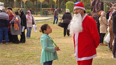 بابا نويل يستقبل زوار المهرجان المصري للزيتون (فيديو وصور) 