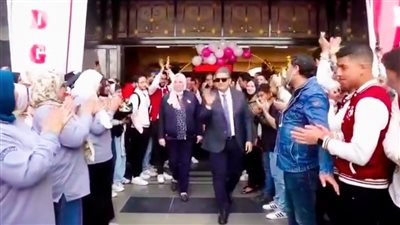 ممر شرفي لعميد طب طنطا في حفل تخرج الدفعة 