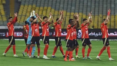 لاعبو الأهلي يحيون الجمهور خلال مباراة المصري (صور) 