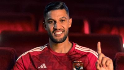 من ركلة حرة، يحيى عطية الله يسجل هدف الأهلي الأول في شباك المصري 