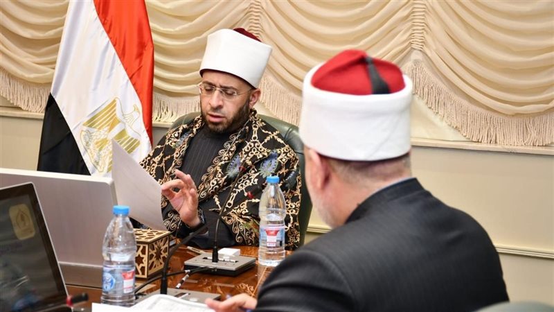 وزير الأوقاف يعقد