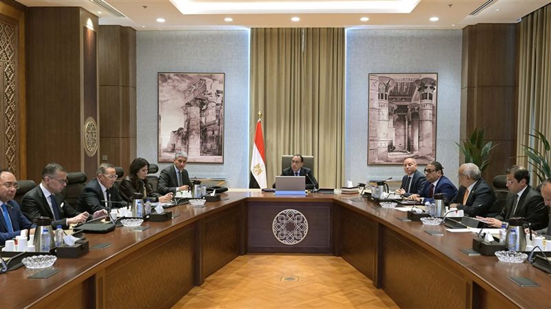 رئيس الوزراء يستعرض