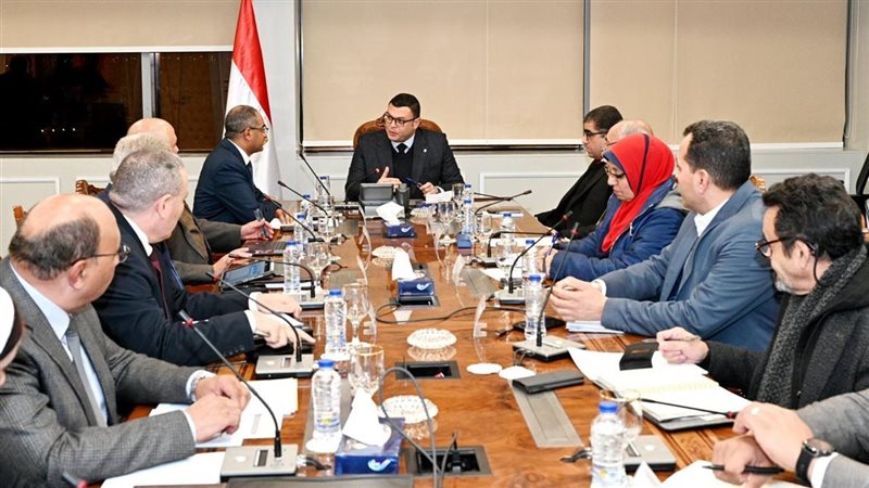 وزير الإسكان يعقد