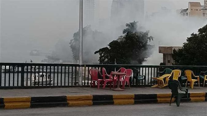 حريق مركب نهري 