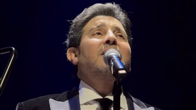 هاني شاكر يتألق بأغنية كل سنة وأنت طيب خلال حفله في دبي (فيديو)