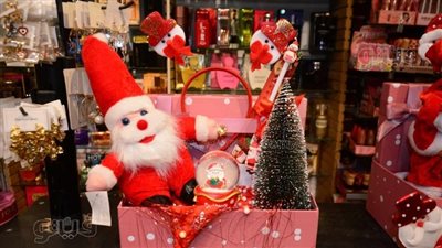 كاهن كنيسة أبي فام الجندي يوزع هدايا بابا نويل على الزائرين (فيديو)