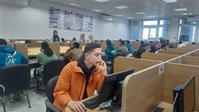 جامعة قناة السويس تشهد أول اختبار إلكتروني بمعامل كلية الصيدلة (صور) 