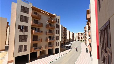 وزير الإسكان يتابع موقف تسليم شقق 