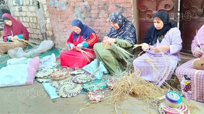 منتجات قرية الأعلام بالفيوم تزين الأسواق والمعارض.. تحف يدوية من الخوص وجريد النخيل.. والأهالي: نحتاج إلى ورش تدريبية لإنقاذ الحرفة من الاندثار