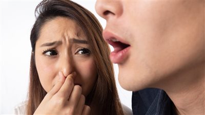 أسباب الإصابة برائحة الفم الكريهة وطرق علاجها بالمنزل