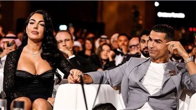 من رومانسية لشخص آخر، رد فعل غير متوقع من جورجينا لحظة فوز رونالدو بجلوب سوكر (فيديو)