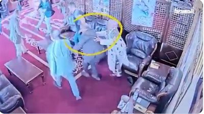 لحظة هروب مدير منظمة الصحة العالمية أثناء القصف الإسرائيلي لمطار صنعاء (فيديو)