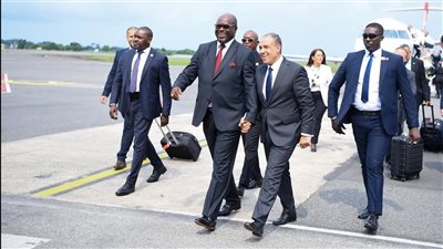وصول وزير الخارجية والهجرة إلى العاصمة الجابونية ليبرفيل (صور)