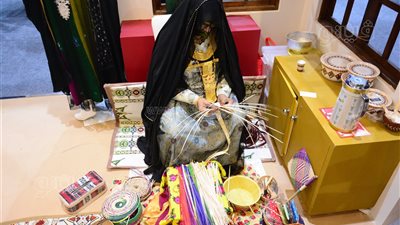 «السف» حرفة يدوية إماراتية تتحدى الحداثة، «أم سيف» تروي قصتها مع تراث بلادها (فيديو وصور) 