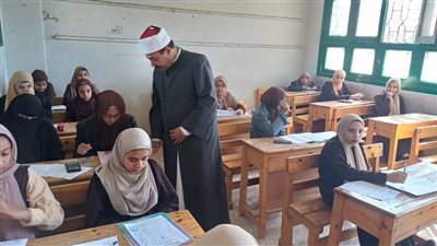 رئيس أزهر سوهاج يتفقد امتحانات النقل الابتدائي والإعدادي 