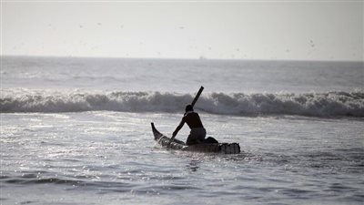 أمواج عاتية تضرب الساحل الشمالي في بيرو وتتسبب بأضرار جسيمة