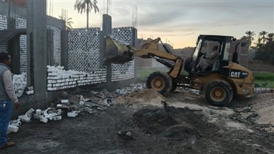 إزالة بناء مخالف ورفع 70 طن أتربة في الأقصر (صور)