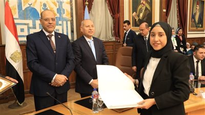 وزير العمل ومحافظ القاهرة يسلمان 90 عقد عمل للمواطنين