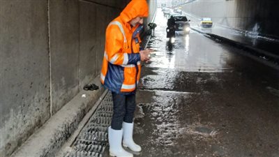 صرف الإسكندرية يواصل كسح وشفط مياه الأمطار بشوارع وميادين المحافظة