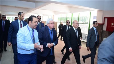 وزير التعليم العالي ورئيس جامعة سوهاج يفتتحان كلية الطب 