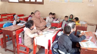 مدير تعليم سوهاج يجلس مع الطلاب فى المقاعد ويستمع لشرح معلمة