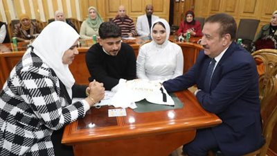 محافظ المنوفية يشهد عقد قران عروسين أيتام ويقدم لهما دعما ماليا (صور)