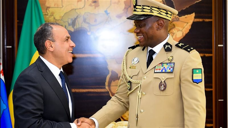 وزير الخارجية مع