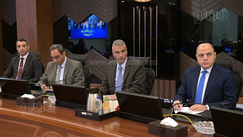 محافظ أسوان فى اجتماع