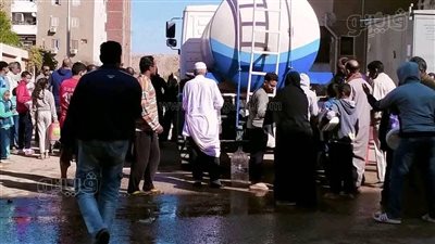 18 صورة ترصد معاناة أهالي أسوان من انقطاع المياه منذ الأسبوع الماضي