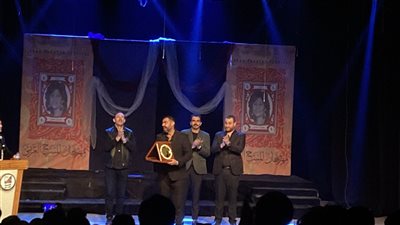 شاهد لحظة تكريم اسم نبيل الحلفاوي بمعهد الفنون المسرحية 