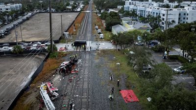 اصطدام قطار بشاحنة إطفاء في فلوريدا بأمريكا (فيديو)