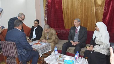 محافظ الغربية يشهد على عقد قران عروسين من الأيتام ويهديهم كافة المفروشات (صور)