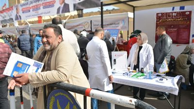 فرقة طبية مجانية للكشف على المواطنين في سوق اليوم الواحد بالجمالية (صور)