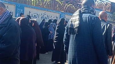 زملاء أبناء أسرة الفيوم المنكوبة تركوا حصصهم وشاركوا في تشييع الجنازة