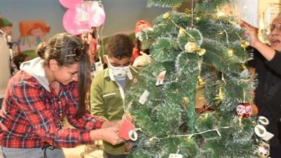 شباب الكنيسة الإنجيلية ومرضى السرطان بأورام الأقصر يزينون شجرة الكريسماس (صور)