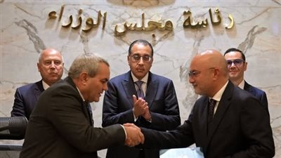 التوقيع على عقد أرض مصنع جديد لتصنيع سيارات 