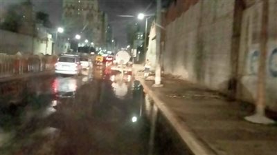 رؤساء أحياء الإسكندرية يواصلون رفع تراكمات مياه الأمطار من الشوارع والميادين