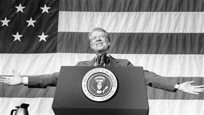 أثار الجدل بتقبيل جيهان السادات واقتحم غرفة نجوى فؤاد، وفاة جيمي كارتر مهندس كامب ديفيد 