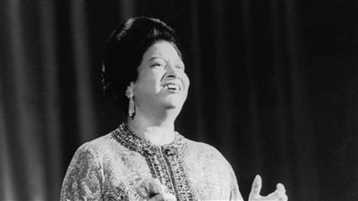 قبل طرح «الست» في السينمات.. القصة الكاملة لفيلم ثومة الذي لم ير النور.. سعد الدين وهبة تردد على أم كلثوم في منزلها لكتابة مذكراتها.. وهذا سبب توقف العمل 