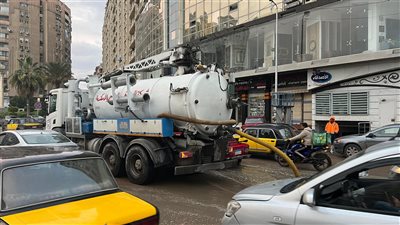 استمرار رفع تراكمات مياه الأمطار فى الإسكندرية (صور) 