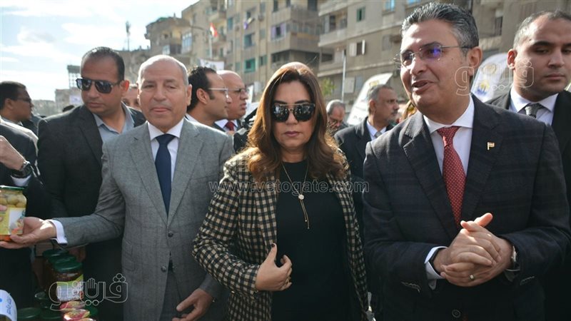 وزير التموين مع وزيرة