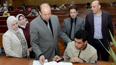 رئيس جامعة المنصورة يتفقد امتحانات الترم الأول بكليتي الصيدلة والعلوم (صور)